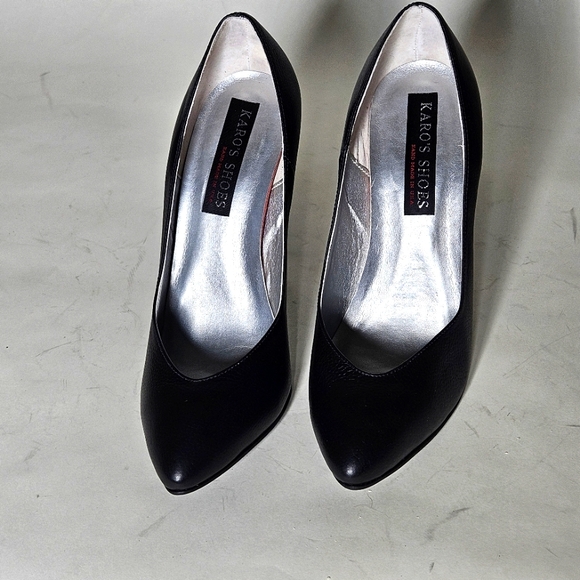 Karo's 5 inch Black Leather Classic Pumps. Size 10 - Picture 2 of 5